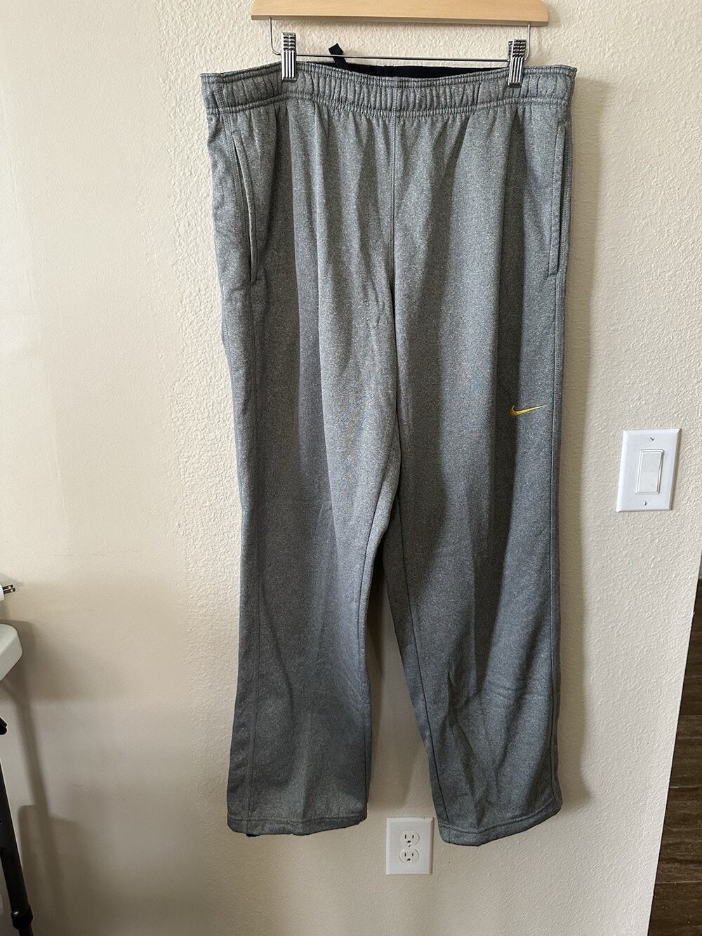 Nike Men's Sweat Pants Thermal Gray Size L/ NWOT 1324